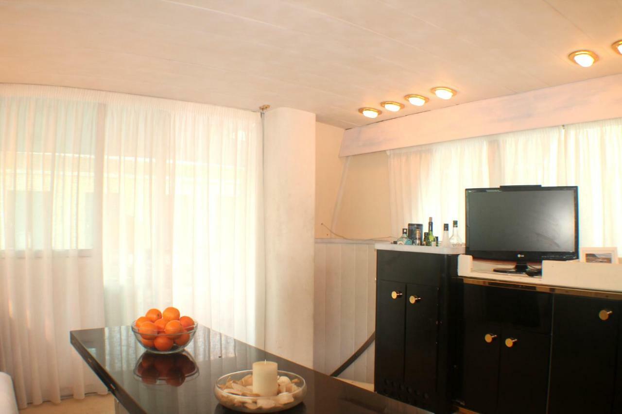 Your Own Private Yacht Hotel Sant Adria de Besos Bagian luar foto