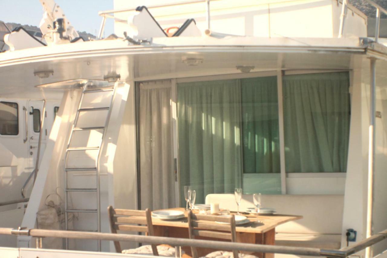 Your Own Private Yacht Hotel Sant Adria de Besos Bagian luar foto